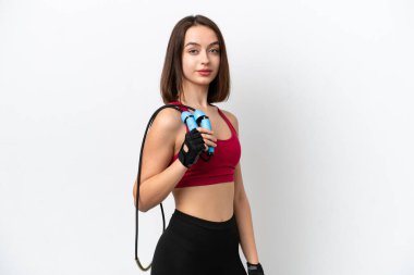 Genç Ukraynalı kadın atlama ipiyle beyaz arka planda izole edilmiş.