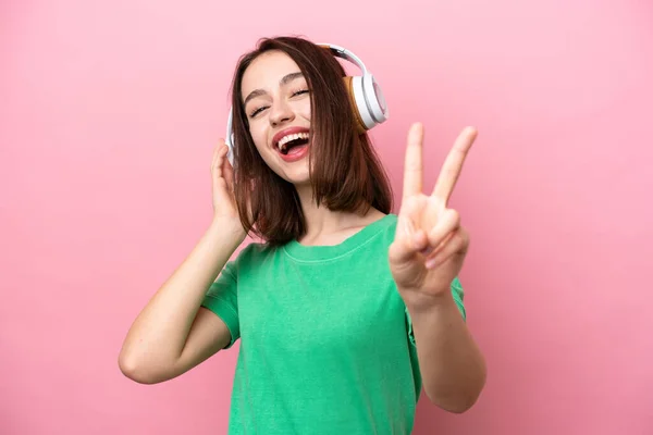 Jonge Oekraïense Vrouw Geïsoleerd Roze Achtergrond Luisteren Muziek Zingen — Stockfoto