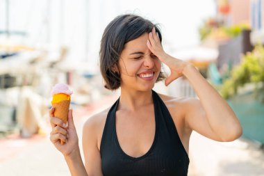 Açık havada kornet dondurmalı genç ve güzel Bulgar kadın bir şeyin farkına vardı ve çözüme niyetlendi.