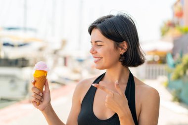 Açık havada kornet dondurması olan genç ve güzel bir Bulgar kadın.