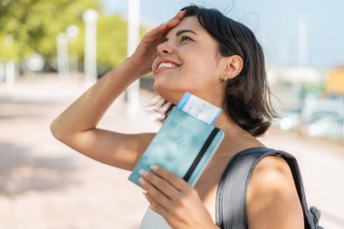 Genç, güzel, Bulgar bir kadın elinde pasaport, şaşırmış bir ifadeyle.