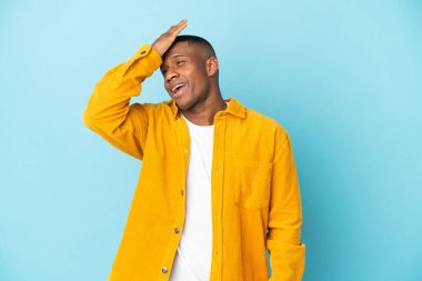 Mavi arka plandaki genç latin adam bir şey fark etti ve çözüme niyetlendi.