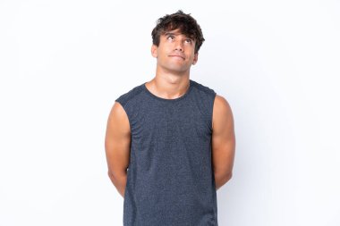 Beyaz arka planda izole edilmiş beyaz tenli genç bir adam...