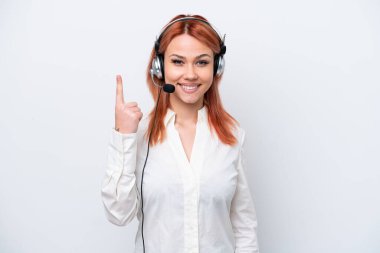 Beyaz arka planda izole edilmiş kulaklıkla çalışan pazarlamacı Rus kız işaret parmağıyla işaret etmek harika bir fikir.