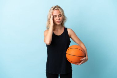 Basketbol oynayan genç Rus kadın mavi arka planda izole edilmiş baş ağrısıyla