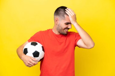 Sarı arka planda futbol oynayan genç beyaz adam bir şeyin farkına vardı ve çözüme niyetlendi.