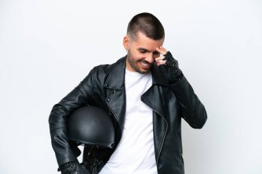 Beyaz arka planda izole edilmiş motosiklet kasklı beyaz bir adam gülüyor.