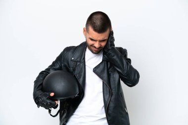 Beyaz arka planda izole edilmiş motosiklet kasklı beyaz bir adam hayal kırıklığına uğramış ve kulaklarını kapatmış.