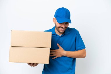 Beyaz arka planda izole edilmiş beyaz bir adam çok gülümsüyor.