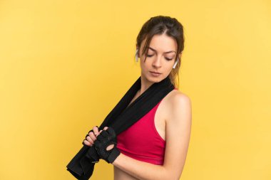 Mavi arka planda, spor havlusuyla izole edilmiş beyaz bir kadın.