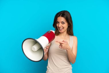 Mavi arka planda izole edilmiş beyaz bir kadın elinde bir megafon ve işaret eden bir kenar tutuyor.