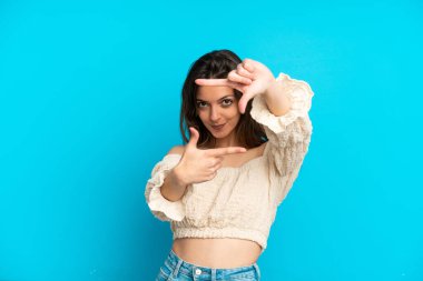 Mavi arka planda izole edilmiş yüzü olan beyaz bir kadın. Çerçeve sembolü