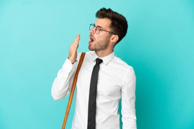 İzole edilmiş arka planda iş adamı esniyor ve elleriyle ağzını kapatıyor.