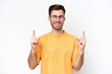 Beyaz arka planda izole edilmiş genç beyaz adam harika bir fikre işaret ediyor