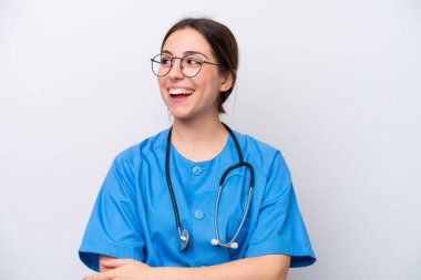 Doktor kadının elinde beyaz arka planda izole edilmiş mutlu ve gülümseyen aletler var.