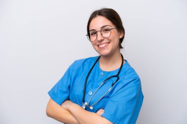 Doktor kadın, beyaz arka planda izole edilmiş, kolları çapraz ve ileriye bakan aletler tutuyor.