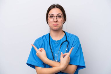 Doktor kadının elinde beyaz arka planda izole edilmiş aletler var. Yan taraftakilerin şüpheleri olduğunu gösteriyor.