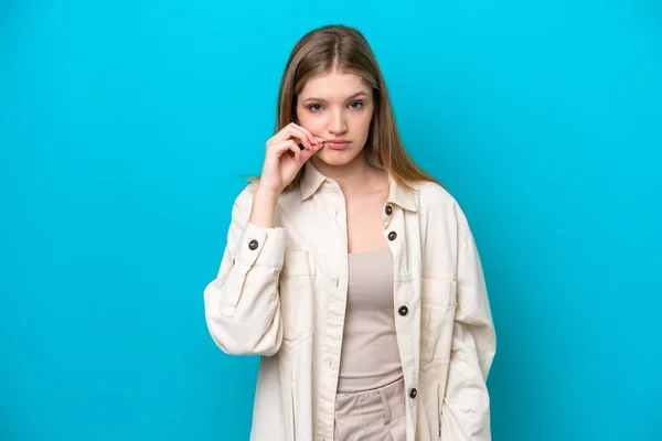 Tiener Russisch Meisje Geïsoleerd Blauwe Achtergrond Tonen Een Teken Van — Stockfoto