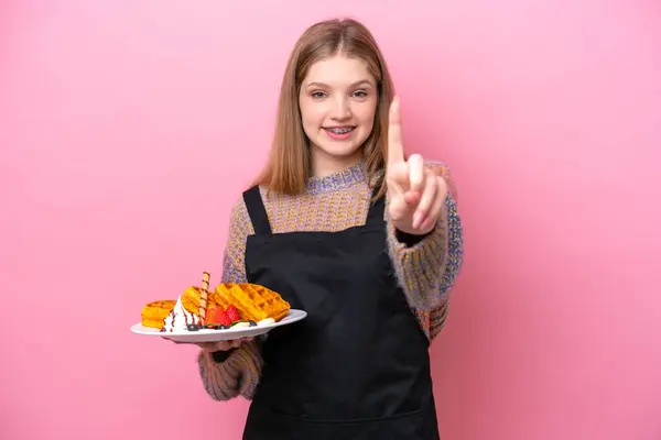 Adolescente Rusa Chica Sosteniendo Waffles Aislado Rosa Fondo Mostrando Levantando —  Fotos de Stock