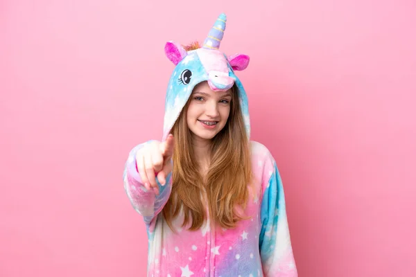 Tiener Russisch Meisje Met Eenhoorn Pyjama Geïsoleerd Roze Achtergrond Wijst — Stockfoto