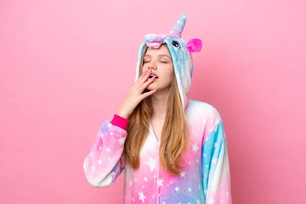 Tiener Russisch Meisje Met Eenhoorn Pyjama Geïsoleerd Roze Achtergrond Geeuwen — Stockfoto