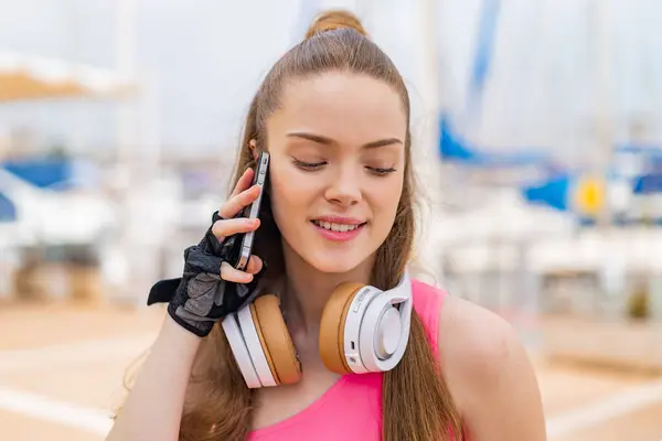 Молодая Симпатичная Спортивная Девушка Открытом Воздухе Разговаривает Кем Мобильному Телефону — стоковое фото