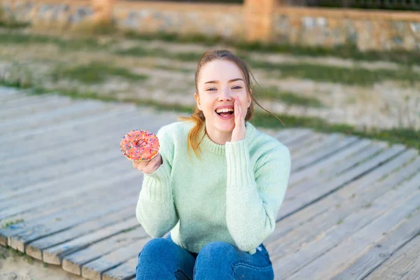 Genç Güzel Bir Kız Açık Havada Donut Tutuyor Ağzı Açık — Stok fotoğraf