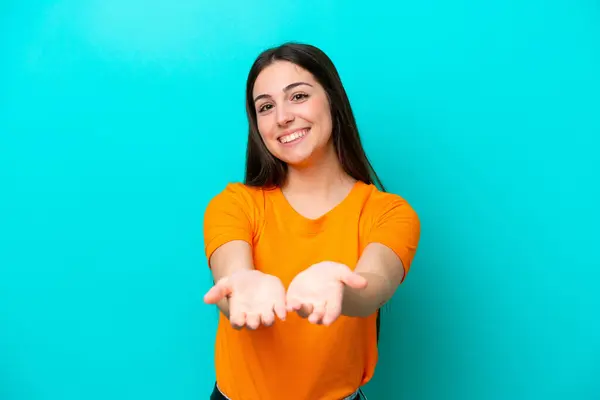 Young Caucasian Woman Isolated Blue Background Holding Copyspace Imaginary Palm — Stock Photo, Image