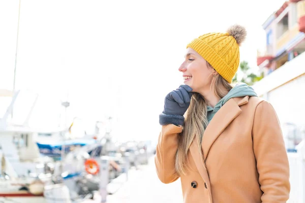 Açık Havada Kışlık Ceket Giyen Genç Sarışın Kadın Bir Fikir — Stok fotoğraf