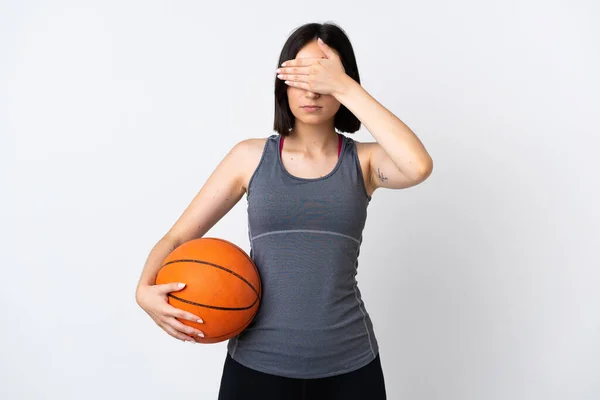 Jonge Vrouw Spelen Basketbal Geïsoleerd Witte Achtergrond Bedekken Ogen Door — Stockfoto