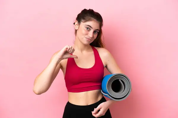 Young Sport Woman Going Yoga Classes While Holding Mat Showing — Stock Photo, Image
