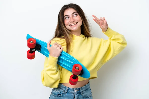 Jonge Kaukasische Vrouw Geïsoleerd Witte Achtergrond Met Een Skate Met — Stockfoto