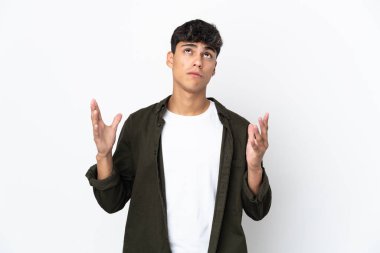 İzole edilmiş beyaz arka plan aşırı stresli genç adam