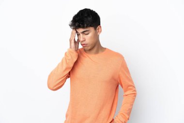 Başı ağrıyan, izole edilmiş beyaz bir geçmişi olan genç adam.