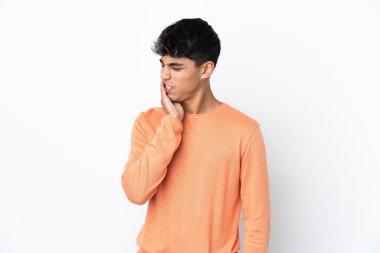 İzole edilmiş beyaz arka planda diş ağrısı olan genç bir adam.