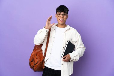 Soyutlanmış mor bir geçmişi olan genç bir öğrenci. Şaşırmış ve şok olmuş bir yüz ifadesi var.