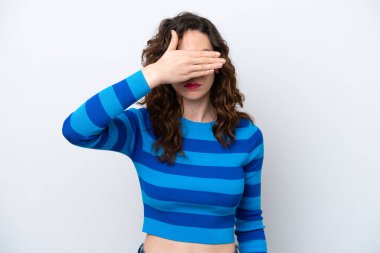 Beyaz arka planda izole edilmiş beyaz tenli genç bir kadın gözlerini elleriyle kapatıyor. Bir şey görmek istemiyorum.