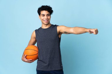 Venezuelalı basketbolcu, izole edilmiş arka planda.