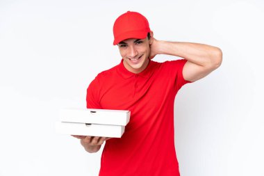 Pizza teslimatı, beyaz arka planda izole edilmiş pizza kutularını alan iş üniformalı beyaz bir adam.