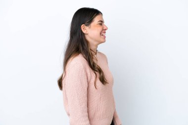 Genç İtalyan kadın beyaz arka planda izole edilmiş. Yan pozisyonda gülüyor.