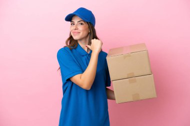 Pembe arka planda izole edilmiş, gururlu ve kendini beğenmiş bir İtalyan kadın.