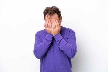 Beyaz arka planda, yorgun ve hasta suratlı, orta yaşlı, beyaz bir adam.