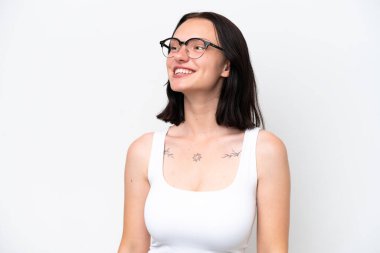 Beyaz arka planda izole edilmiş beyaz tenli, neşeli yüzlü genç bir kadın.