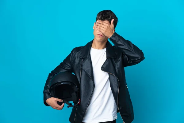 Junger Mann Mit Motorradhelm Über Isoliertem Blauem Hintergrund Der Die — Stockfoto