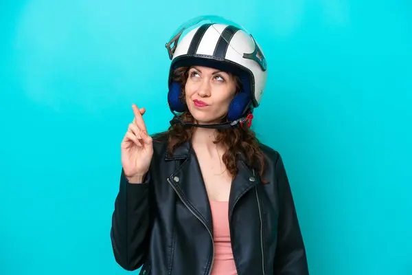 Motosiklet Kasklı Genç Beyaz Kadın Mavi Arka Planda Izole Edilmiş — Stok fotoğraf