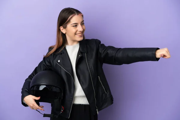 Junge Kaukasische Frau Hält Einen Motorradhelm Isoliert Auf Lila Hintergrund — Stockfoto