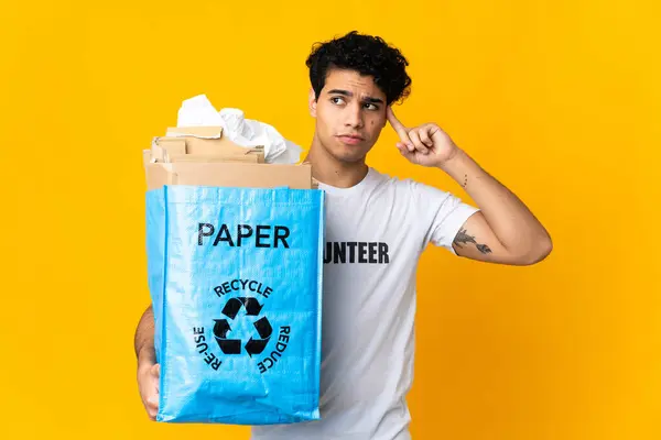 Jonge Venezolaanse Man Die Een Zak Vol Papier Vasthoudt Recyclen — Stockfoto