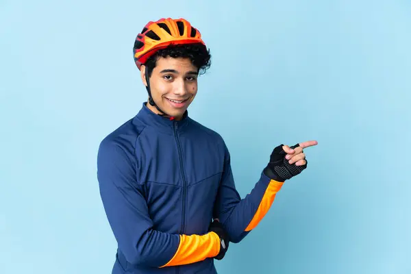 Vénézuélien Cycliste Homme Isolé Sur Fond Bleu Pointant Doigt Sur — Photo