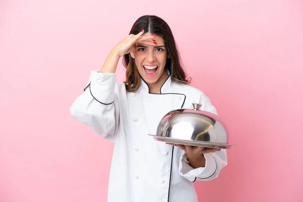 Giovane Chef Italiana Vassoio Con Coperchio Isolato Sfondo Rosa Facendo — Foto Stock