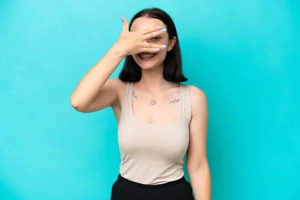 Jonge Blanke Vrouw Geïsoleerd Blauwe Achtergrond Bedekken Ogen Door Handen — Stockfoto